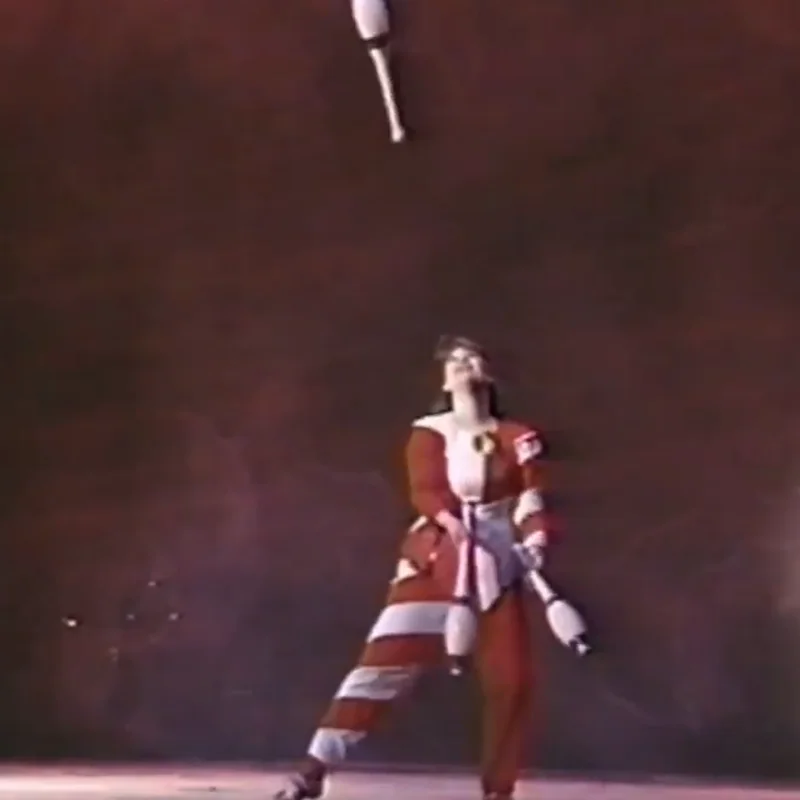 Cindy Marvell juggling clubs with the Pickle Family Circus at the Palace of Fine Arts